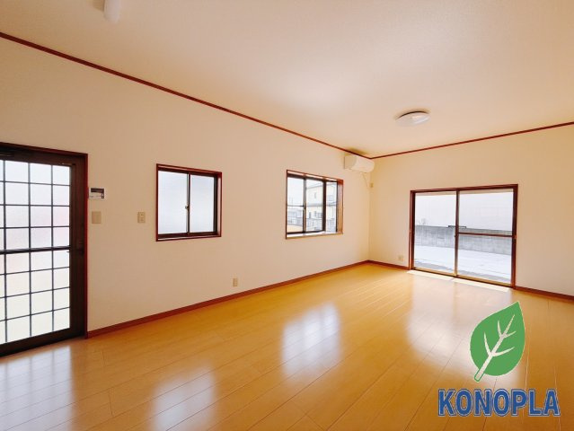 【中古戸建】桐生市新里町山上の居間・リビング|■リビング｜窓から射し込む陽射しが縦横に広がり、あたたかな空間を形作ります♪木目のきれいなフローリングとシンプルな壁紙は、一日中家に居ても飽きることなく過ごすことができる素敵な空間です♪