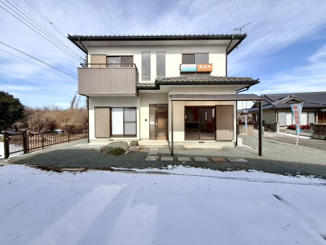 【中古戸建】桐生市新里町山上の外観|■外観｜室内の隅まで陽射しが差し込みやすい全居室南向き♪リビングやバルコニーからお子様の遊ぶ姿を見守ることができます♪