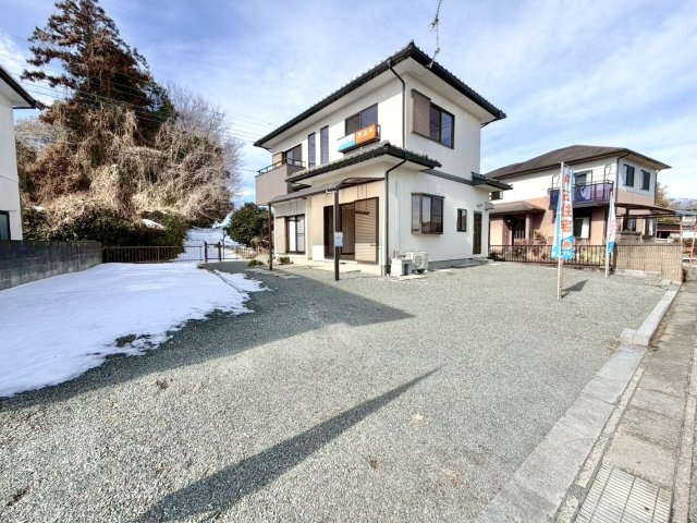 【中古戸建】桐生市新里町山上の外観|■外観｜住宅街の中でも圧迫感が少なく、のびのびとした暮らしが叶う立地となっています♪