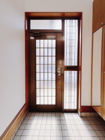 【中古戸建】桐生市新里町山上の玄関|■玄関｜収納豊富な玄関♪全身ミラー付き収納もあり、お出かけ前の身だしなみチェックもバッチリです！