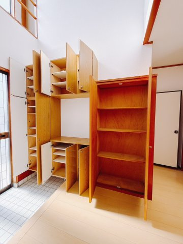 【中古戸建】桐生市新里町山上の玄関|■玄関｜家族みんなの靴が丸々しまえます♪これからお子様が大きくなっても安心ですね。靴をしまって、すっきりとした玄関で開放感も味わえます。