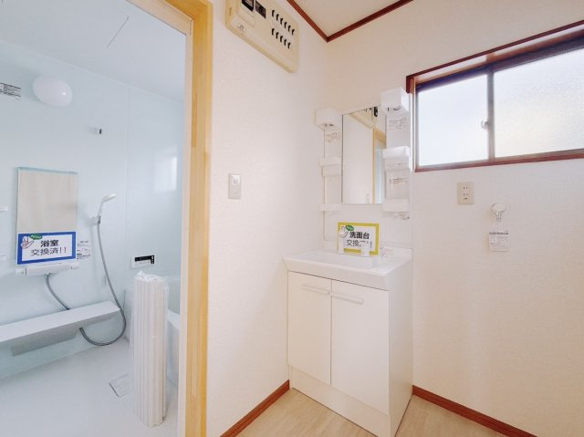 【中古戸建】桐生市新里町山上の洗面所|■洗面室｜大きな鏡で朝の身支度もラクラク♪窓があるので換気の際も楽ちんです♪
