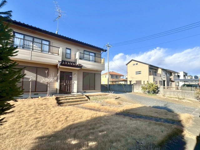 【中古戸建】館林市西高根町の前面道路含む現地写真|■外観｜広々とした駐車スペースで楽々駐車可能！お買い物後もスムーズにお荷物を運べます♪