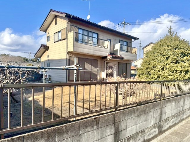 【中古戸建】館林市西高根町の外観|■外観｜ちょっとしたガーデニングや家庭菜園を楽しめる庭スペースがあり、日々の暮らしに彩りをプラスしてくれます。