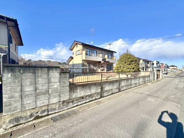 【中古戸建】館林市西高根町の前面道路含む現地写真|■外観｜周囲の見渡しが良く、車の出入りの際も安全確認がしやすいため、小さなお子様がいるご家庭でも安心です♪