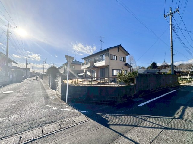 【中古戸建】館林市西高根町の前面道路含む現地写真|■外観｜角地に位置しているため開放感があり、日当たりや風通しも良好で、快適な生活環境が整っています♪