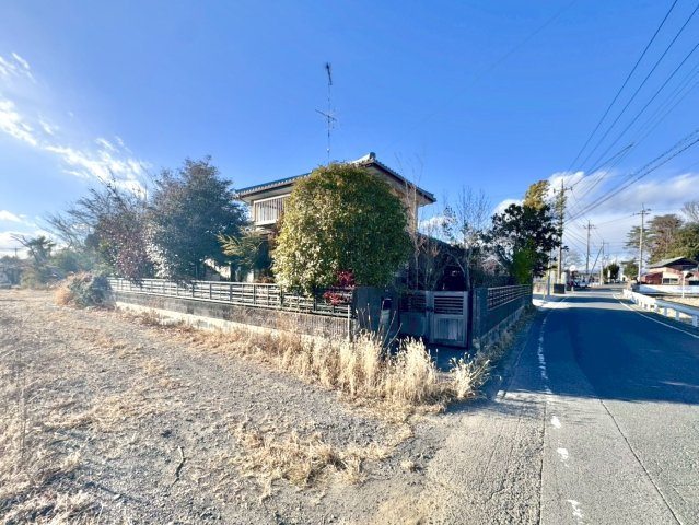 【中古戸建】館林市高根町の前面道路含む現地写真|■外観