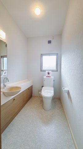 【中古戸建】桐生市菱町2丁目のトイレ|■トイレ｜1階と2階にトイレがございます♪小物を置けるスペースがあるのでトイレットペーパーのストックを置いておくのにも便利です♪写真などを飾ってもおしゃれですね♪