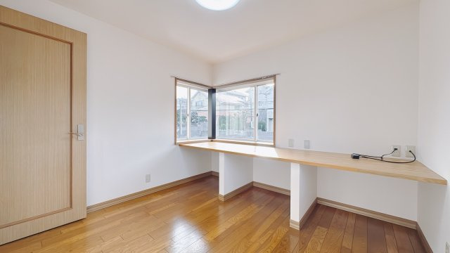 【中古戸建】桐生市菱町2丁目の洋室|■2階洋室｜お子様の一人部屋にピッタリな洋室。木のぬくもりを感じるフローリングは、天然木の味わいが時とともに深みを増していきます。また、傷にも強く、フリーワックスでお手入れもラクラクです♪