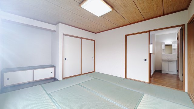 【中古戸建】桐生市菱町2丁目の和室|■2階和室｜独立した和室は急な来客時の対応や様々な用途に合わせて使用可能です。