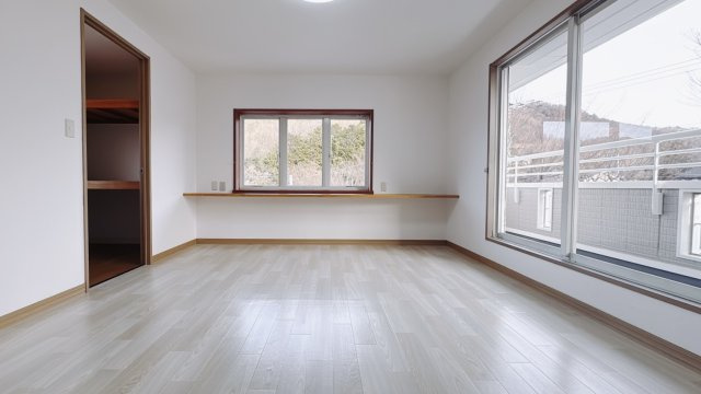 【中古戸建】桐生市菱町2丁目の洋室|■2階洋室｜ダブルベッドを置いても充分な広さを2Ｆのお部屋に設けております。お子様と家族みんなで寝るのも夢じゃありません♪窓からは光が差し込むので日中でも明るいお部屋です。