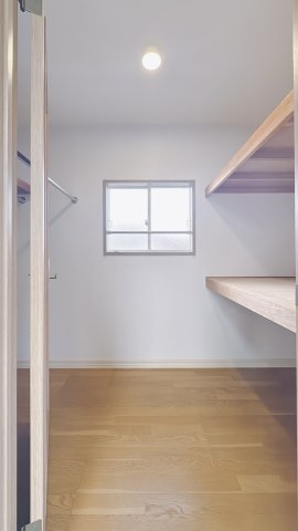 【中古戸建】桐生市菱町2丁目の収納|■WIC｜お気に入りのお洋服もシワを作らずきれいに管理ができる夢のウォークインクローゼット！今お使いの収納ケースもスッポリそのまま収まる広さです♪