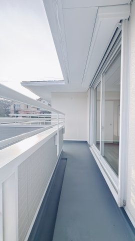 【中古戸建】桐生市菱町2丁目のバルコニー|■バルコニー｜あたたかな陽のひかりを浴びることのできるバルコニー。お洗濯物やお布団を干せば、家族みんなが気持ちよく暮らすことができます(*^^*)
