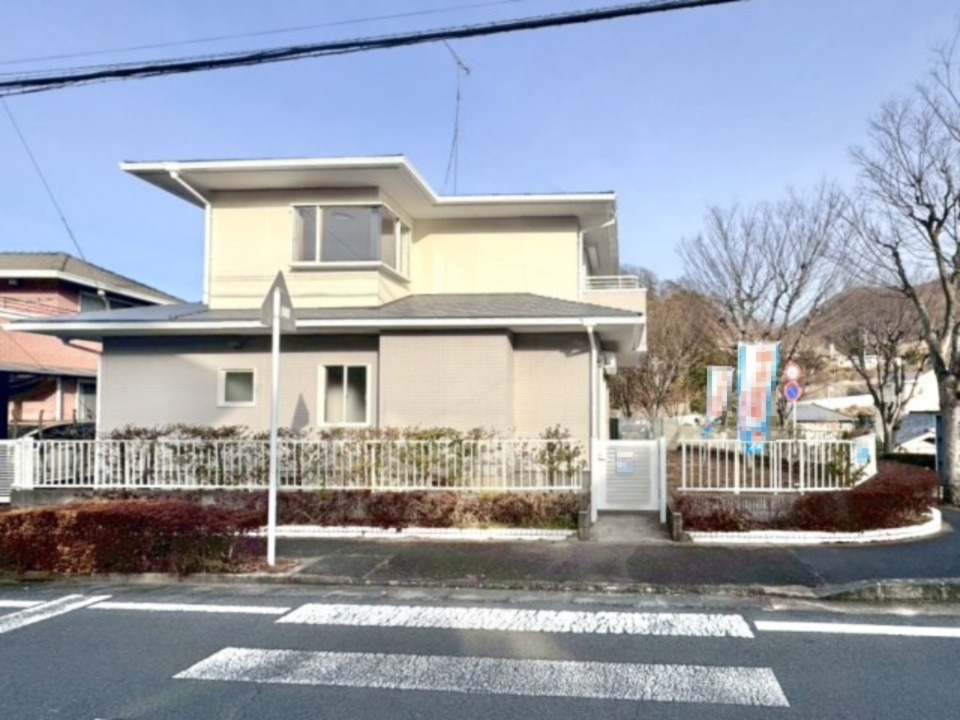 【中古戸建】桐生市菱町2丁目の外観|■外観｜窓の配置や、爽やかな白ベースの外観が清潔感をもたらします。まっさらなキャンバスのような家にこだわりを彩って…始めよう、あなただけの豊かな暮らし( ＾＾ )