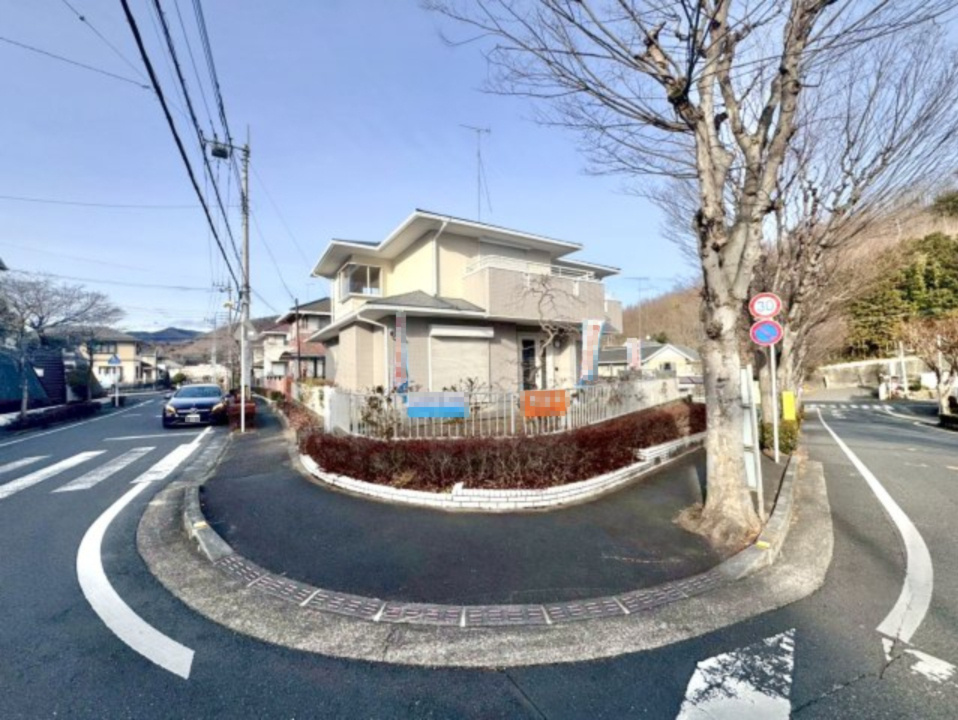 【中古戸建】桐生市菱町2丁目の前面道路含む現地写真|■外観｜角地のため風通しが良く、見渡しも良いです。車の安全確認もバッチリ♪