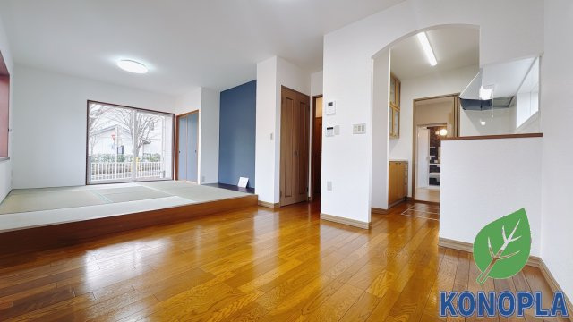 【中古戸建】桐生市菱町2丁目の居間・リビング|■リビング｜窓から射し込む陽射しが縦横に広がり、あたたかな空間が形づくられています。ここはご家族の笑顔集まる憩いの空間です( ＾＾ )