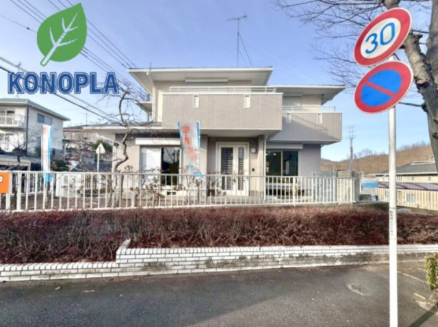 【中古戸建】桐生市菱町2丁目の外観|■外観｜いまのアパート生活で走り回るお子さんを怒ってしまった経験はありませんか？走り回ることもジャンプすることも子どもの習性です！庭付き一戸建てならお子さまも思いっきり遊べます(^^)