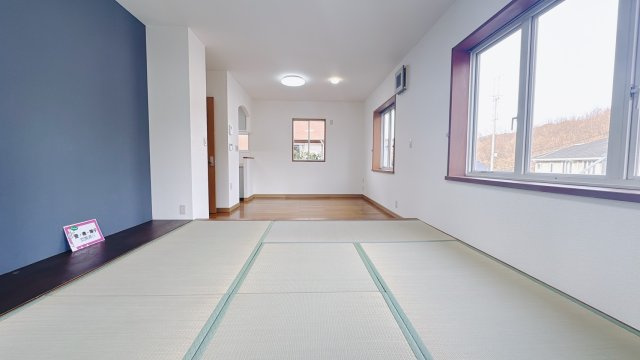【中古戸建】桐生市菱町2丁目のその他|■畳コーナー｜リビングから床面に高さを設けた「小上がり和室」。段差に腰かけてテレビ鑑賞ができてソファーいらずです♪