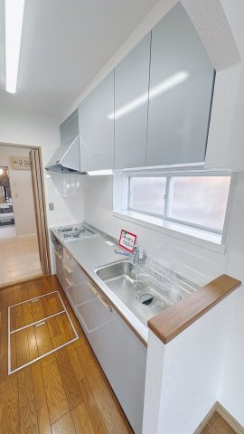 【中古戸建】桐生市菱町2丁目のキッチン|■キッチン｜大きなお鍋や調理用具のも出し入れラクラクな収納がたっぷり！毎日使う場所だからこそ、無理のない姿勢で作業できるのは嬉しいポイントですね(*＾＾*)♪