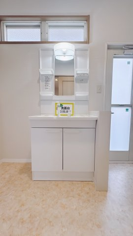 【中古戸建】桐生市菱町2丁目の独立洗面台|■独立洗面台｜洗面室｜洗濯機を置いてもゆとりある広さの洗面脱衣室です♪窓があるので自然光が差し込み、換気の際も楽ちんです♪