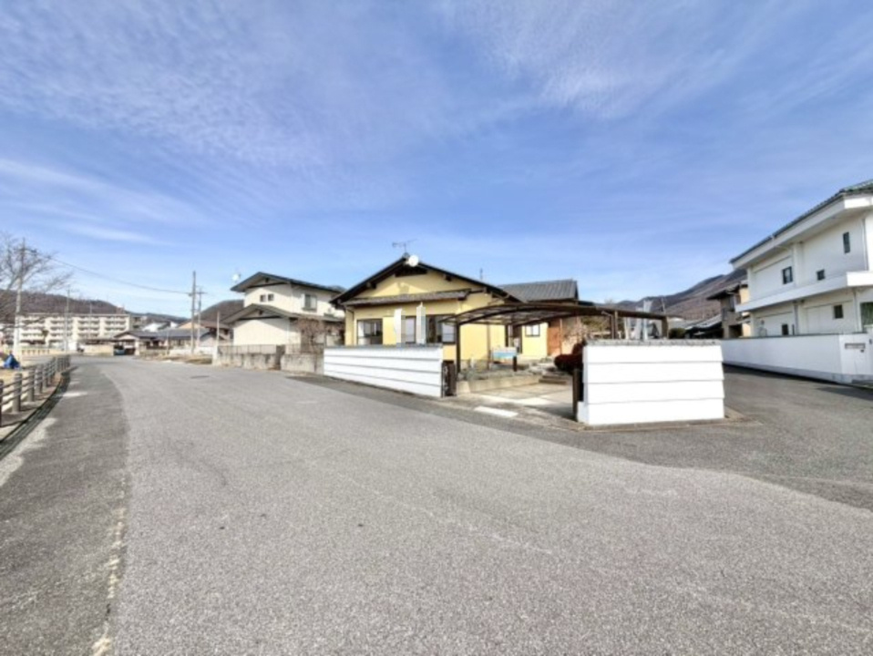 【中古戸建】桐生市川内町2丁目の前面道路含む現地写真|■外観｜前面道路が広く見渡しが良いので、車の安全確認もばっちり！