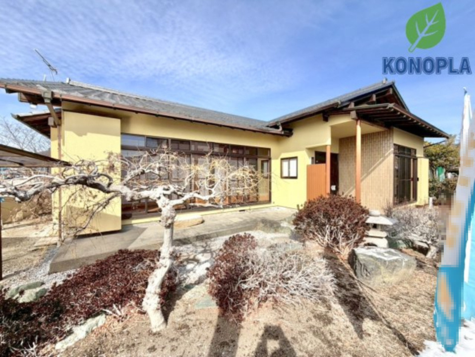 【中古戸建】桐生市川内町2丁目の外観|■外観｜平屋建ては、階段を使わないで生活できるので「おうちの中で階段の上り下りがつらい」なんてことがなく、【ここで永く暮らす】ことが楽しくイメージわきます。