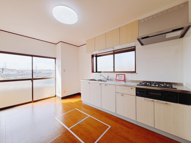 【中古戸建】桐生市川内町2丁目のキッチン|■ダイニングキッチン｜キッチンの部屋が独立している為、お料理時の油の臭いや煙などが隣接するお部屋に充満しにくい造りとなっています♪