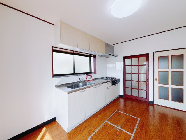 【中古戸建】桐生市川内町2丁目のキッチン|■ダイニングキッチン｜キッチンと洗面脱衣室が近くにある家事ラク動線。例えば洗濯機を回しながらすぐに隣のキッチンでごはんの用意など…。お子様の自然なお手伝いも促せます。