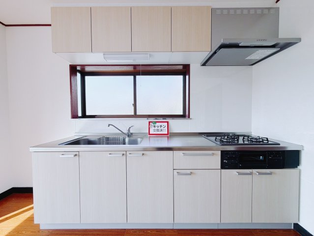 【中古戸建】桐生市川内町2丁目のキッチン|■キッチン｜大きなお鍋や調理用具のも出し入れラクラクな収納がたっぷり！毎日使う場所だからこそ、無理のない姿勢で作業できるのは嬉しいポイントですね(*＾＾*)♪