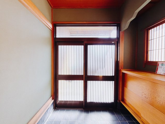 【中古戸建】桐生市川内町2丁目の玄関|■玄関｜毎日の「いってらっしゃい」や「お帰りなさい」を大切なご家族と過ごす玄関は〈使いやすさ〉を追求しております。玄関横の物入は急な来客時でもさっとお片付けできるスペースを確保しています。