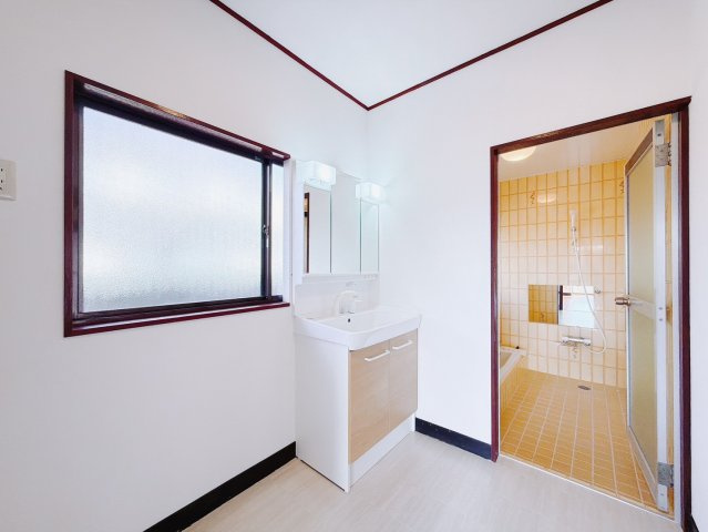 【中古戸建】桐生市川内町2丁目の洗面所|■洗面室｜洗濯機を置いてもゆとりある広さの洗面脱衣室です♪三面鏡の洗面化粧台なので身支度もしやすくおしゃれが好きな方にも嬉しい設計です♪窓があるので換気の際も楽ちんです♪