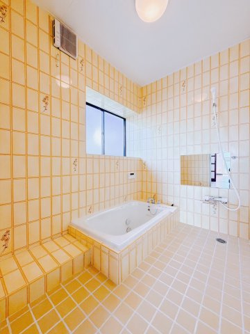 【中古戸建】桐生市川内町2丁目の浴室|■浴室｜デザイン性に優れた浴室♪1日の疲れを癒す、ゆったりとしたバスタイムをぜひお過ごしください(*＾＾*)大きな窓付きで嬉しい♪