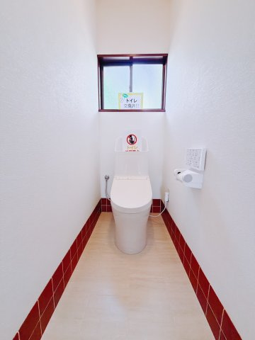 【中古戸建】桐生市川内町2丁目のトイレ|■トイレ｜白を基調とした清潔感溢れるトイレになっています。トイレには窓がついていますので常に換気をすることができ清潔を保てます。