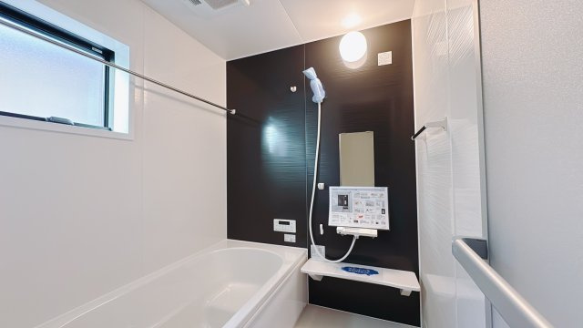【新築戸建】館林市第3西高根町の浴室|■浴室｜ゆったり足を伸ばせるサイズの浴室(*＾＾*)　夜間のお洗濯や、雨の日のお洗濯に大活躍の浴室暖房乾燥機付き！お子さまとの入浴の際に嬉しいエコベンチ浴槽付きです♪