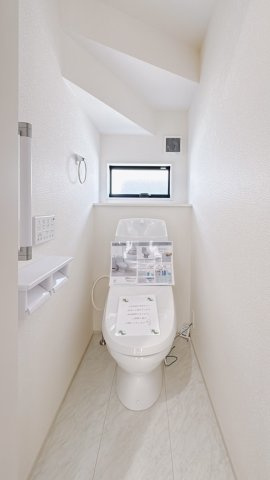 【新築戸建】館林市第3西高根町のトイレ|■トイレ｜1階と2階にトイレがございます♪壁には小物を置けるスペースがあるのでトイレットペーパーのストックを置いておくのにも便利です♪写真などを飾ってもおしゃれですね♪