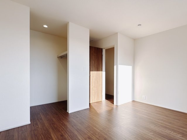 【新築戸建】館林市第3西高根町の洋室|■2階洋室｜ダブルベッドを置いても充分な広さを2Ｆのお部屋に設けております。お子様と家族みんなで寝るのも夢じゃありません♪窓からは光が差し込むので日中でも明るいお部屋です。