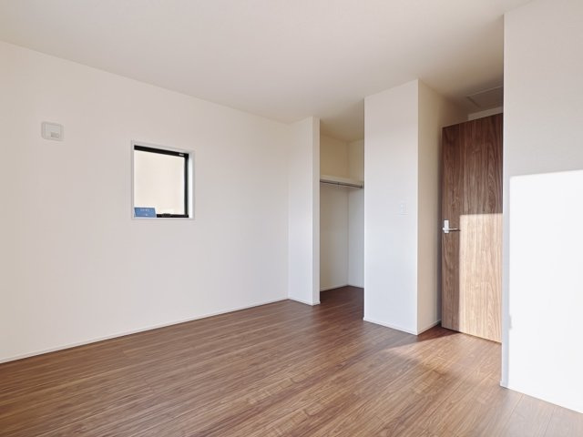 【新築戸建】館林市第3西高根町の洋室|■2階洋室｜広い寝室ならインテリアも自由自在にお楽しみいただけます♪お外から帰ってきた後は寝室でゆっくり自分の時間をお過ごしください。