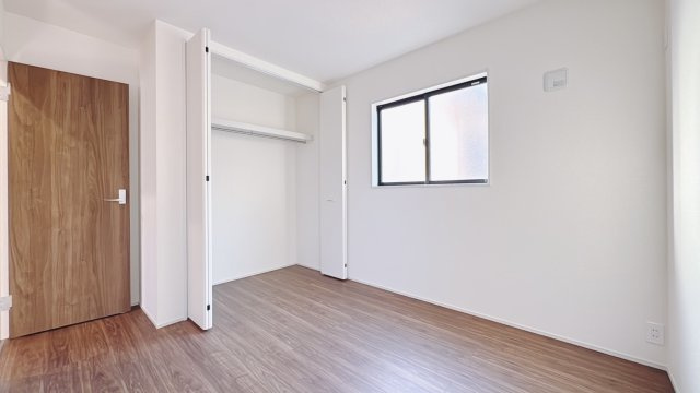 【新築戸建】館林市第3西高根町の洋室|■2階洋室｜ナチュラルカラーの床です。模様替えなどとても楽しく工夫できます♪陽当たり、風通しもとても良いので毎日快適な生活スタートです！子供部屋にも良いですね♪