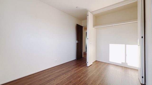 【新築戸建】館林市第3西高根町の洋室|■2階洋室｜お子様の一人部屋にピッタリな洋室。木のぬくもりを感じるフローリングは、天然木の味わいが時とともに深みを増していきます。また、傷にも強く、フリーワックスでお手入れもラクラクです♪