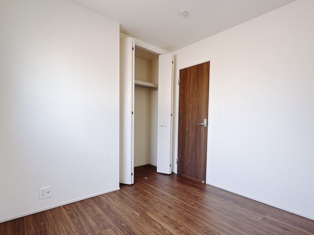 【新築戸建】館林市第3西高根町の洋室|■2階洋室｜子供部屋のメリットは「自立心を養うことができる」「自分で整理整頓できるようになる」そして、お子様が成長した際には「プライバシーを確保できる」といい事だらけ♪