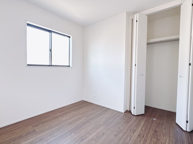 【新築戸建】館林市第3西高根町の洋室|■2階洋室｜2階各居室には収納をご用意しています♪常にお部屋を綺麗に保てます！小さなお子様も自然とお片付けができるようになるのでうれしいですよね！