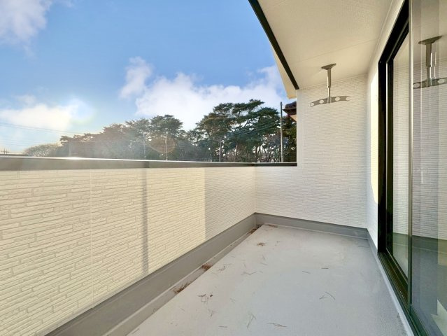 【新築戸建】館林市第3西高根町のバルコニー|■バルコニー｜お布団がたくさん干せますね♪バルコニーから入る日差しは暖かく、爽快な朝の目覚めを促してくれます♪洗濯物やお布団を干して太陽の香りを吸い込んだお布団で夜はおやすみください。