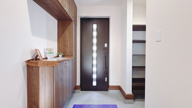 【新築戸建】館林市第3西高根町の玄関|■玄関｜「玄関から、我が家を心地よく。自然の風や光を感じられる気持ちのいい玄関へ。」永く居心地のいい暮らしを演出する快適性能と安心を両立させたドアを採用しました！