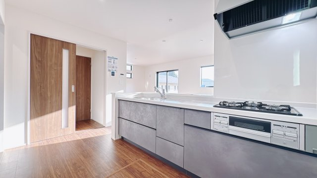 【新築戸建】館林市第3西高根町のキッチン|■キッチン｜お料理をしながら会話も弾むカウンターキッチン。出来上がったお料理をカウンター越しからお子様に運んでもらったりと、お手伝いも楽しくしてもらえることができます♪