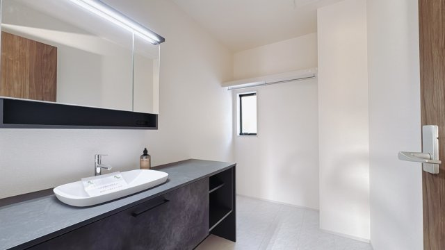 【新築戸建】館林市第3西高根町の洗面所|■洗面室｜ゆとりのある洗面脱衣室ではお子様と並んで歯磨きもできるので一緒に成長を楽しめます♪ひろびろとした洗面室で、朝の準備も楽しくなります☆.*