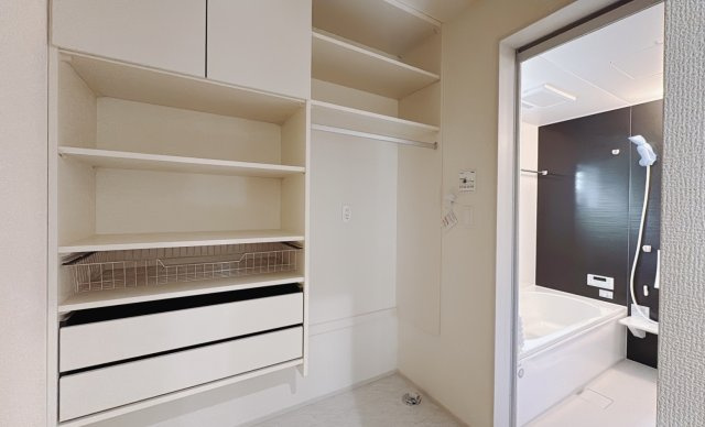 【新築戸建】館林市第3西高根町のランドリースペース|■ランドリースペース｜可動棚付きのリネンスペースは、着替えやタオル、買い置きの洗剤などたくさんしまえていつでもスッキリ♪物で溢れがちな洗面所をすっきり広々使えます。