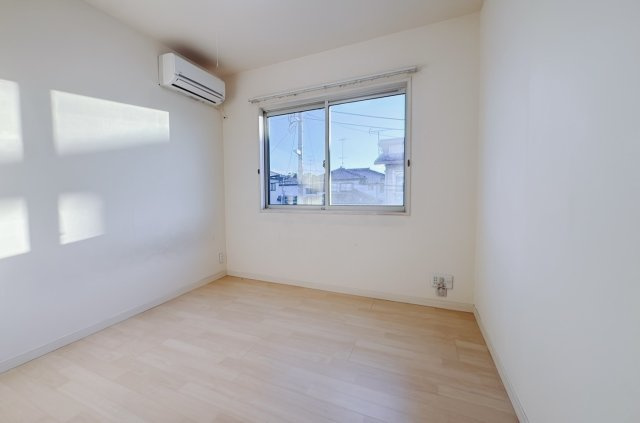【中古戸建】館林市美園町の洋室|■2階洋室｜ナチュラルカラーの床です。模様替えなどとても楽しく工夫できます♪陽当たり、風通しもとても良いので毎日快適な生活スタートです！