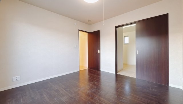 【中古戸建】館林市美園町の洋室|■2階洋室｜ダブルベッドを置いても充分な広さを2Ｆのお部屋に設けております。お子様と家族みんなで寝るのも夢じゃありません♪窓からは光が差し込むので日中でも明るいお部屋です。