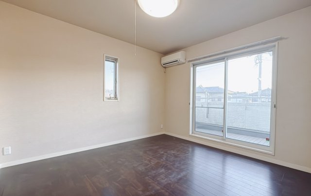 【中古戸建】館林市美園町の洋室|■2階洋室｜広い寝室ならインテリアも自由自在にお楽しみいただけます♪お外から帰ってきた後は寝室でゆっくり自分の時間をお過ごしください。
