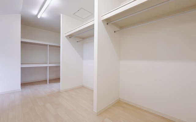 【中古戸建】館林市美園町の収納|■WIC｜主寝室には夢のウォークインがございます♪お洋服やバッグだけでなく、増えていくお洋服やご家族での思い出の品もしっかりと収納します( ＾＾ )